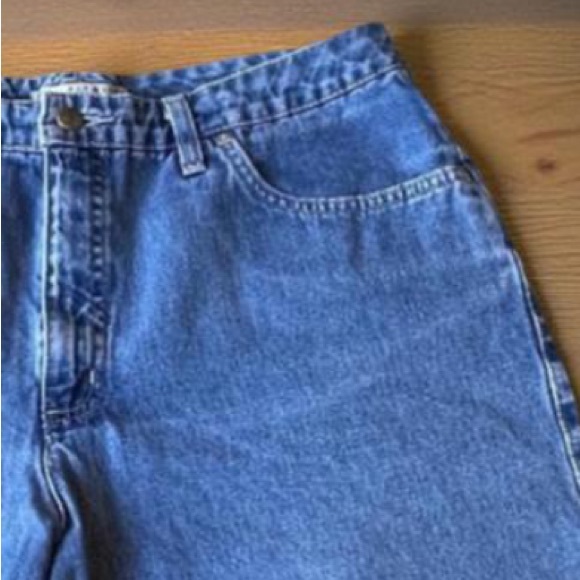 Denim shorts / high rise jean shorts w Belt buckles & 4 pockets
Sze 12 / Large - Picture 7 of 10